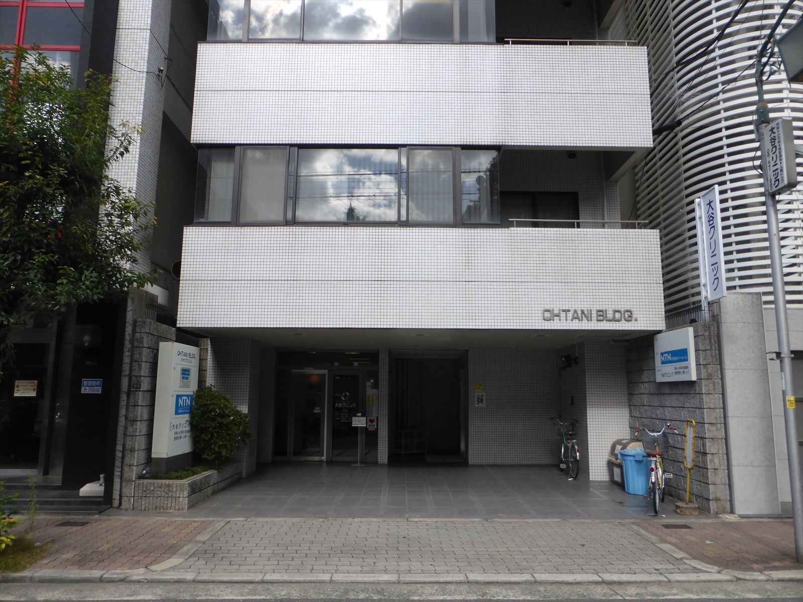 オフィスビル前面の様子