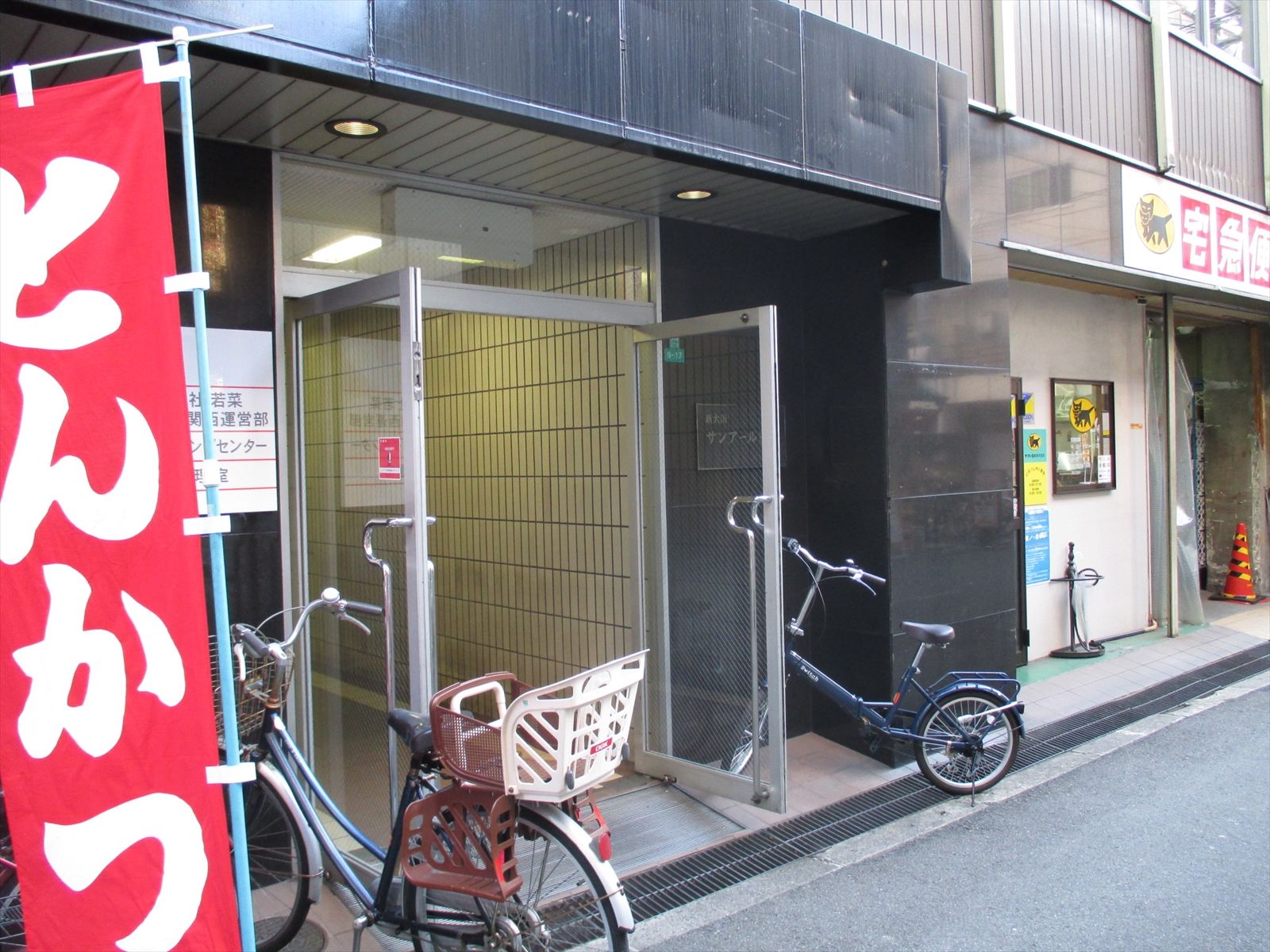 オフィスビル出入り口
