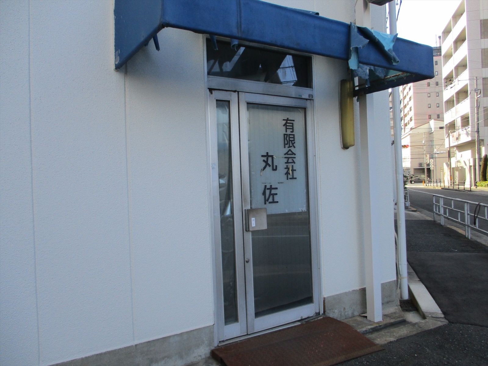 1階テナント出入口