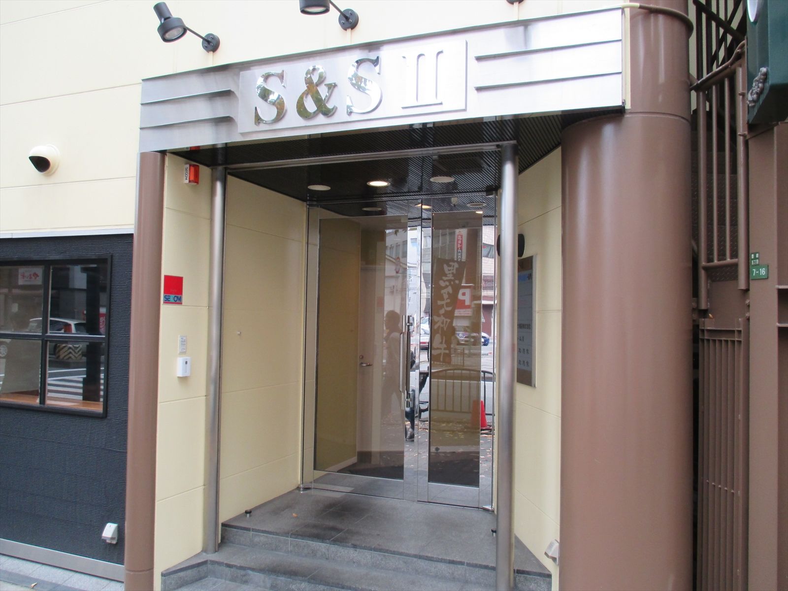 オフィスビル出入口