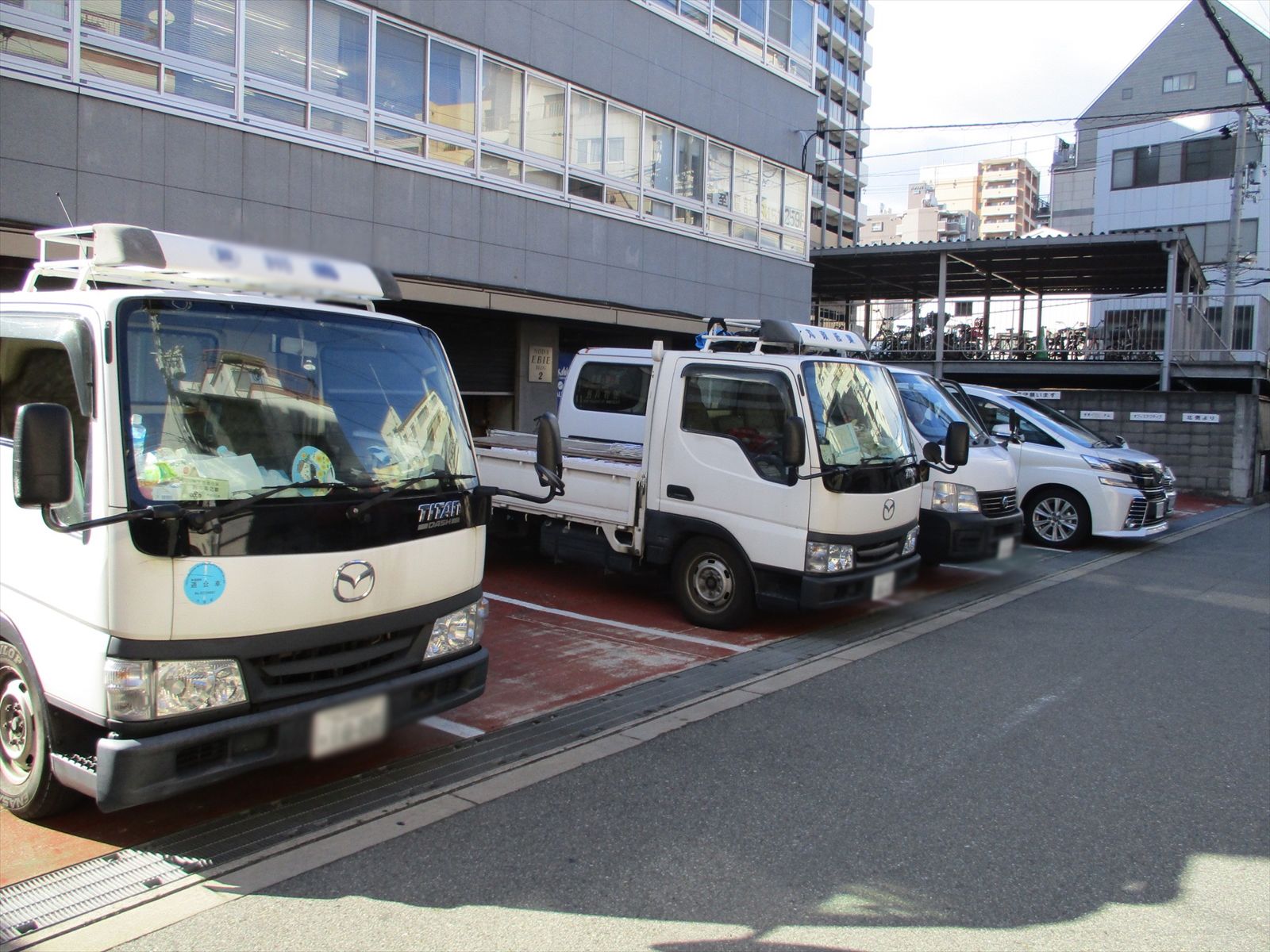 ビル前の駐車スペース