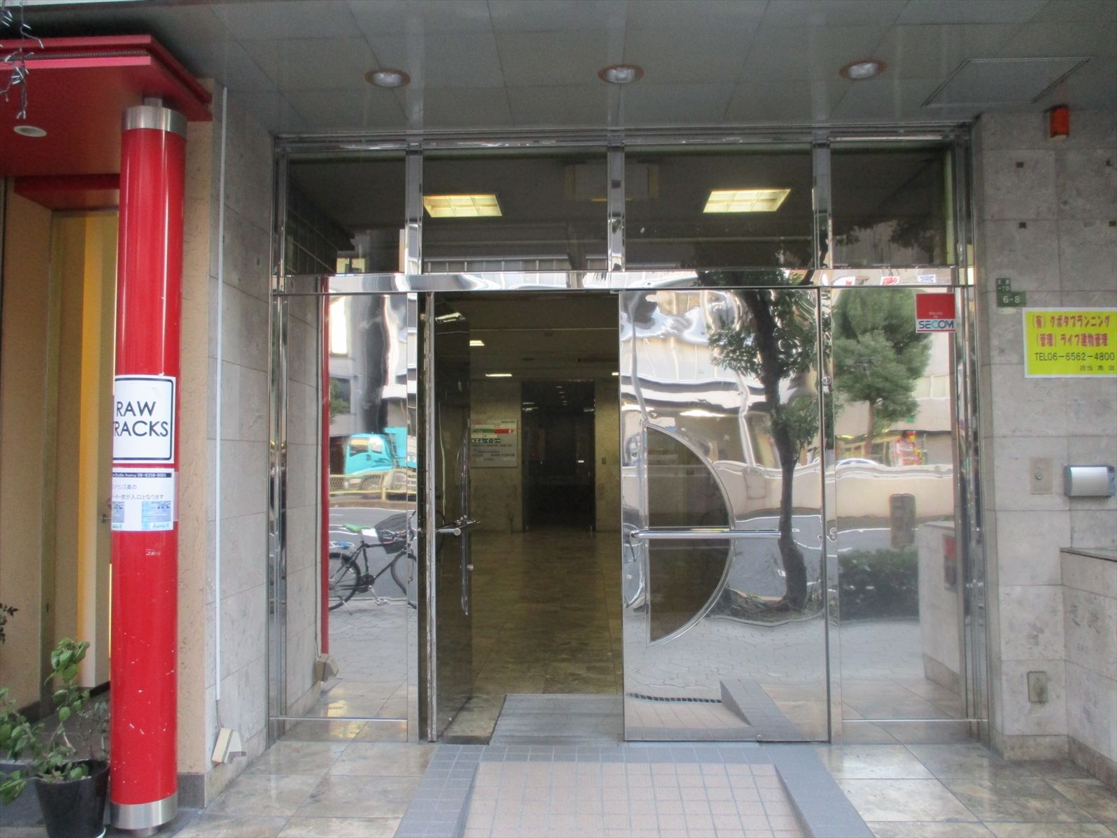 オフィスビル出入口