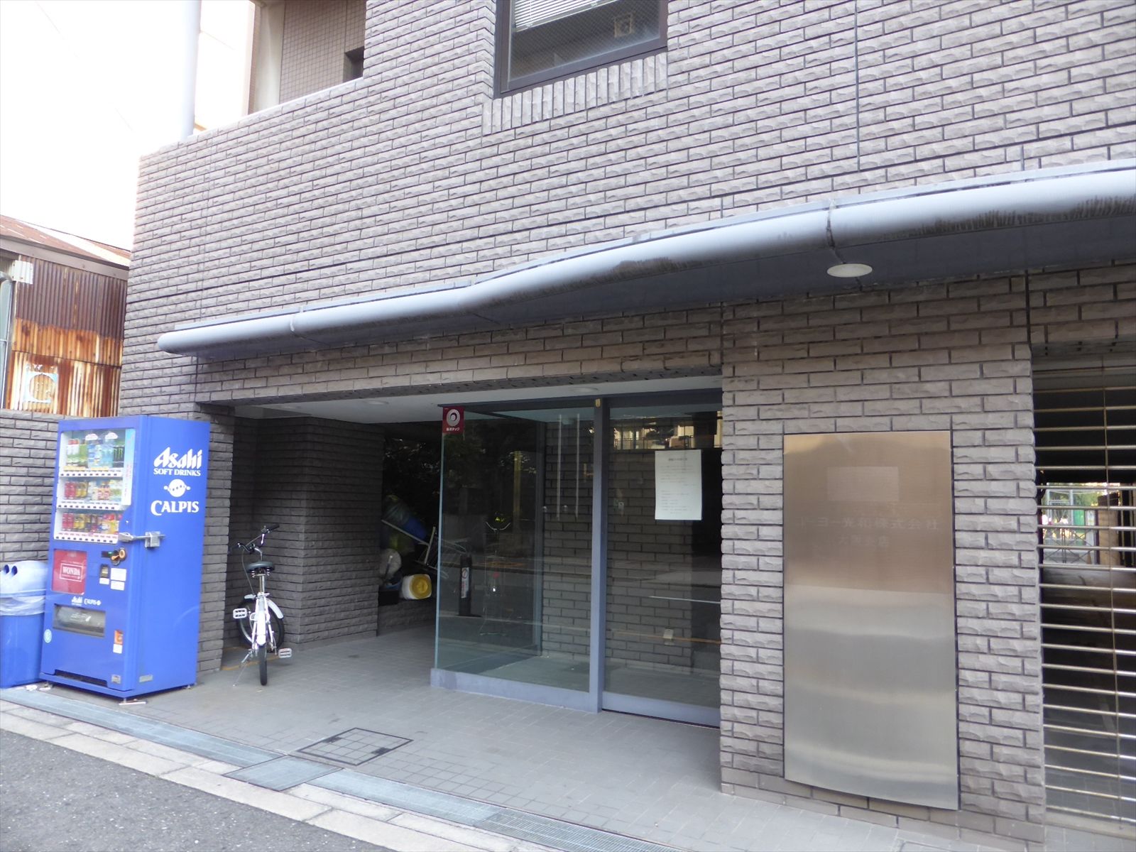 オフィスビル前面の様子