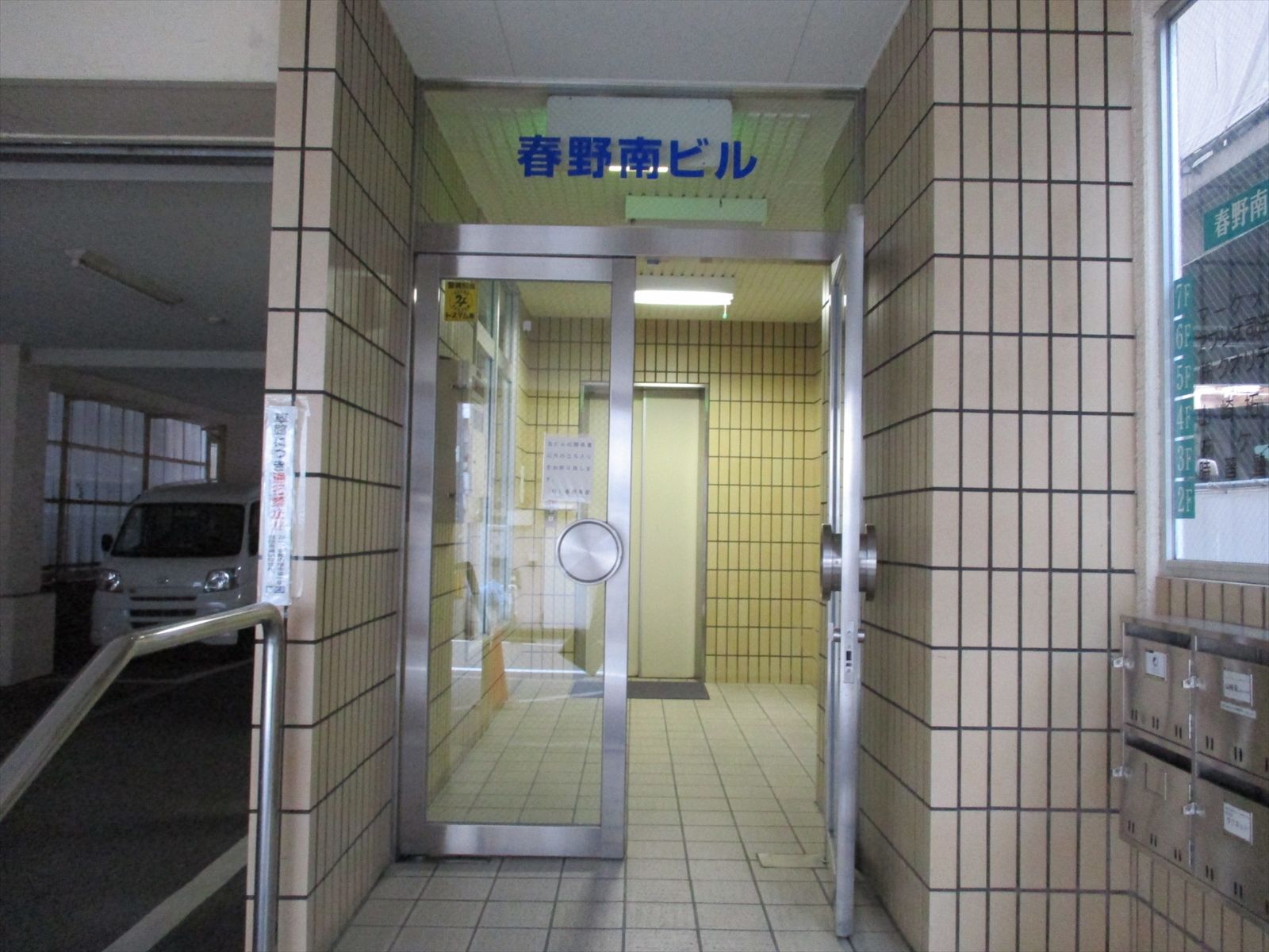 オフィスビル出入口