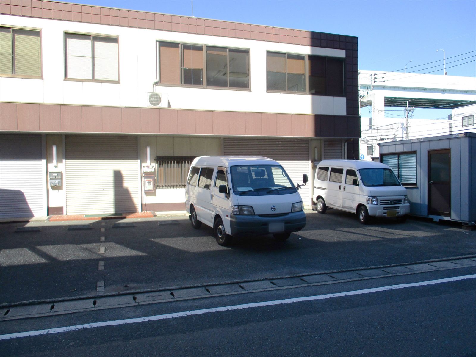 オフィスビル前面の様子