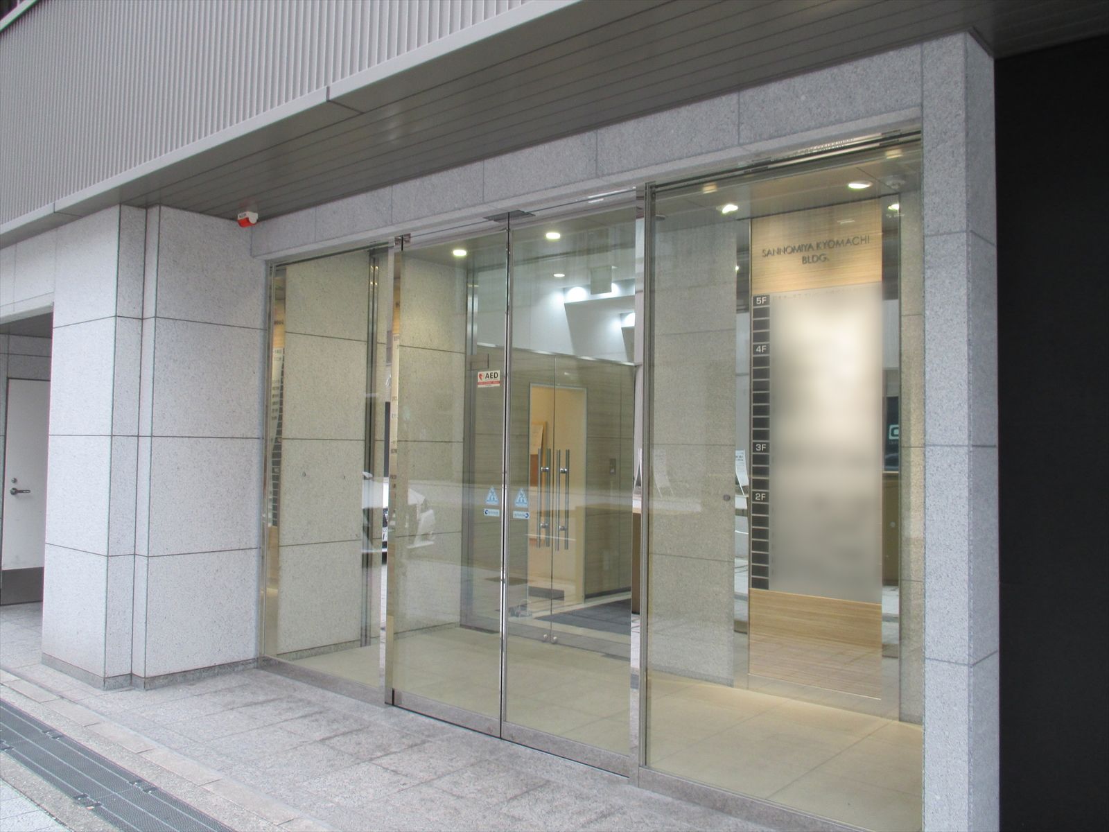 オフィスビル出入口