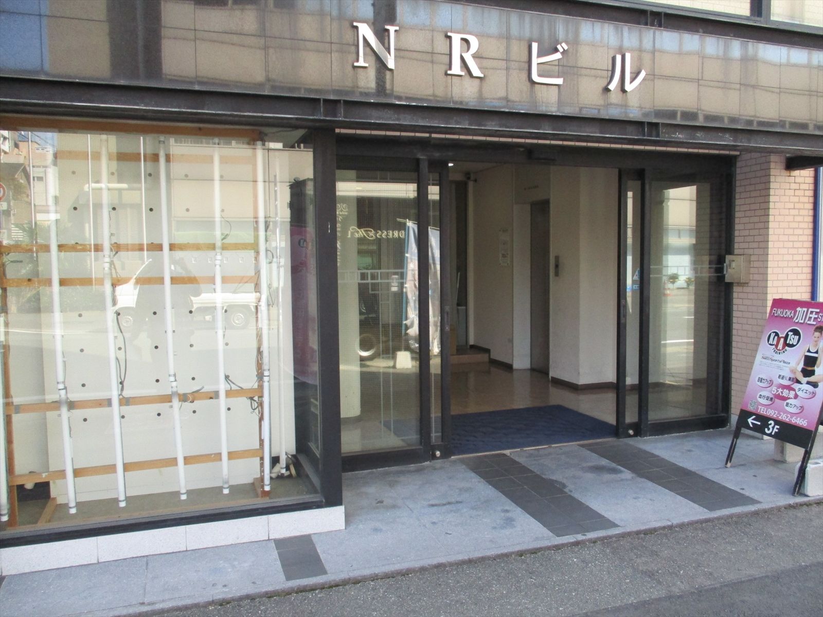 オフィスビル出入口