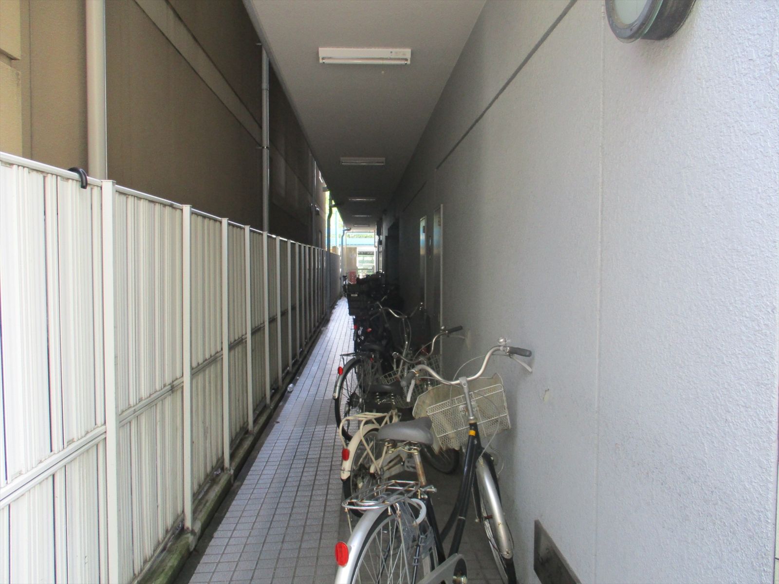 オフィスビル出入口
