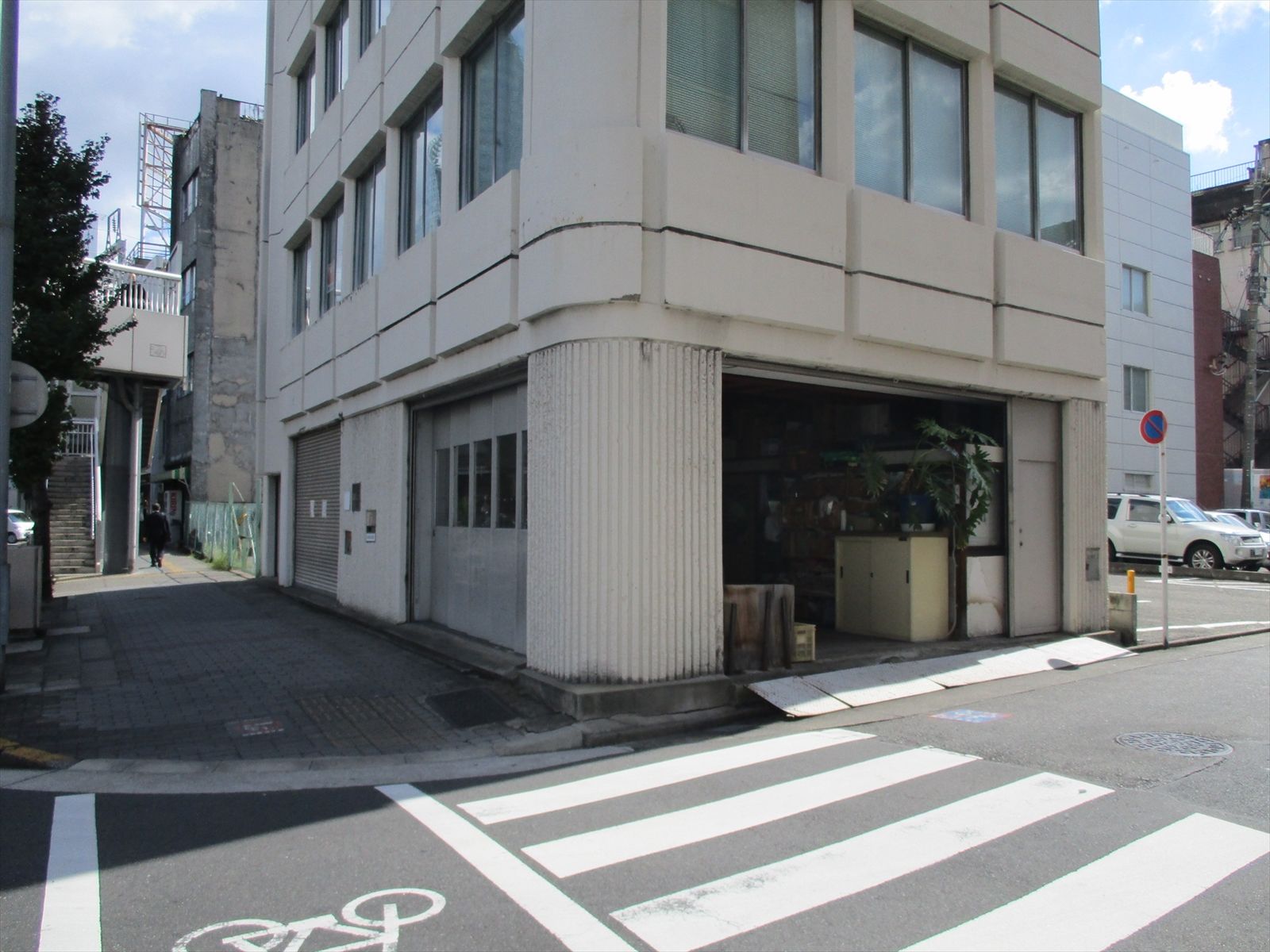 オフィスビル前面の様子