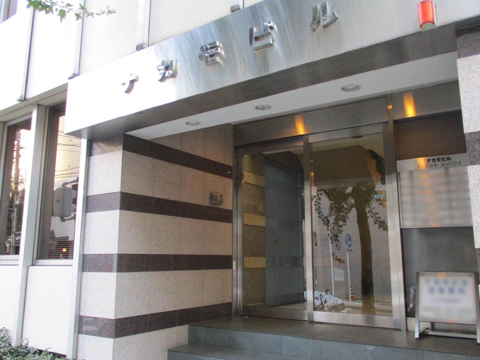 オフィスビル出入口