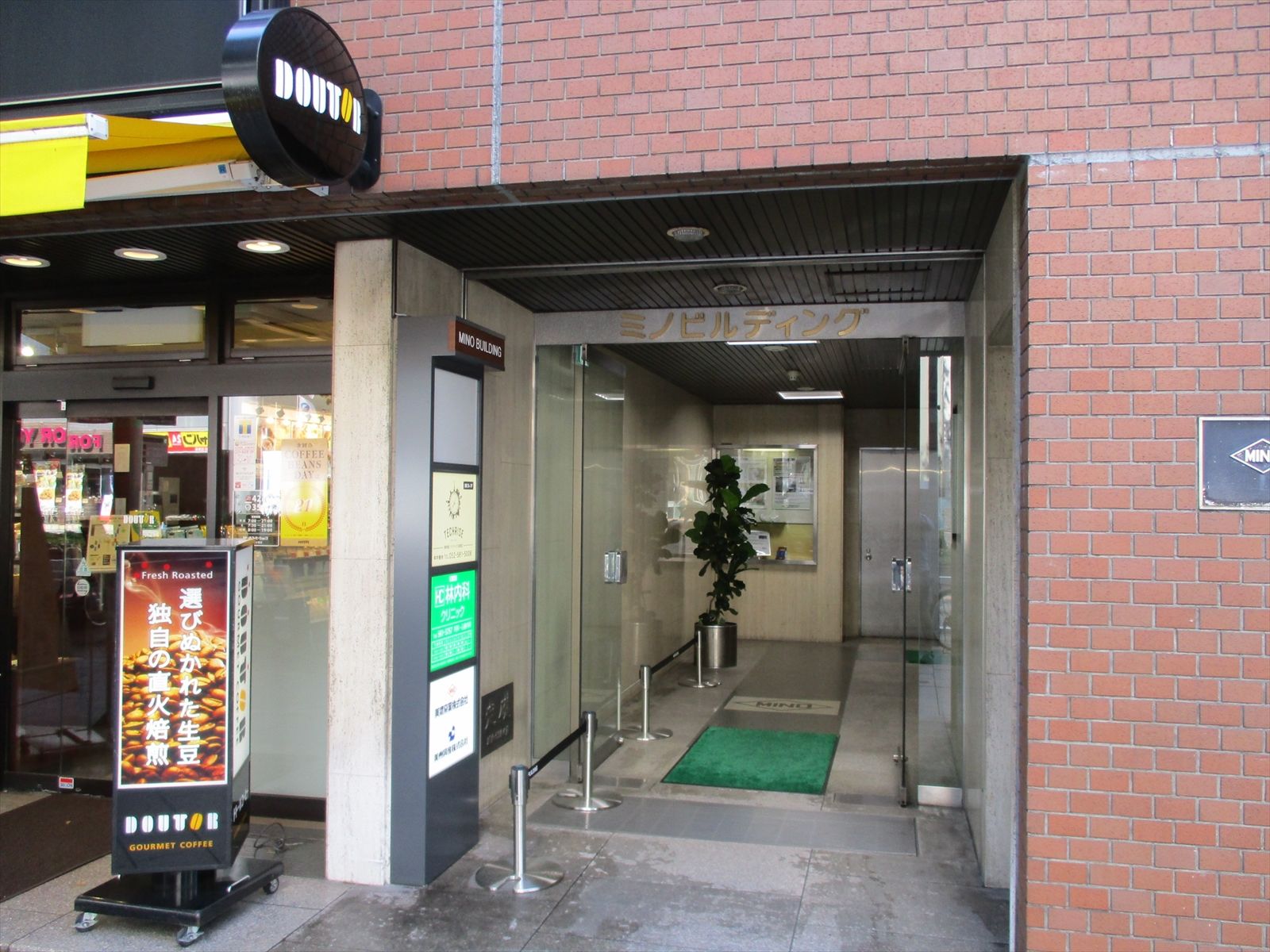 オフィスビル出入口