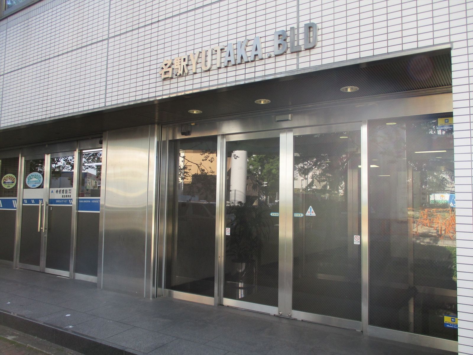 オフィスビル出入口