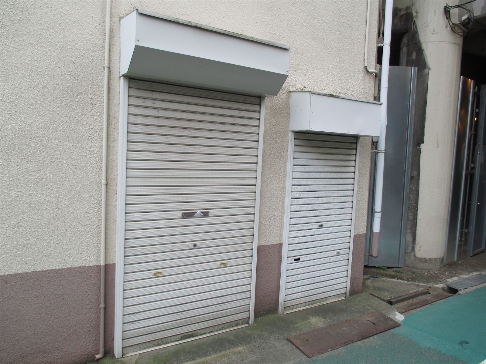 オフィスビル出入り口
