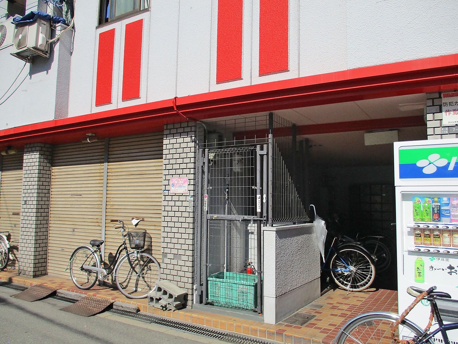 オフィスビル出入口付近