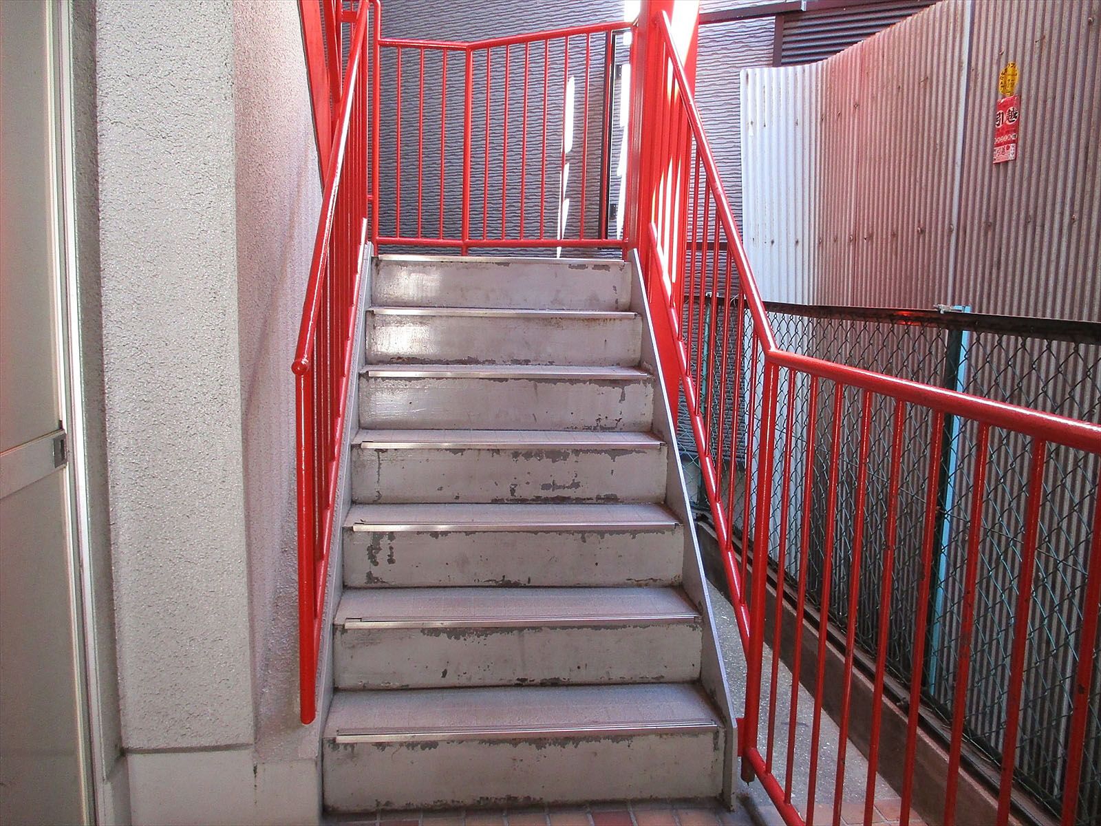 上階へは階段を利用