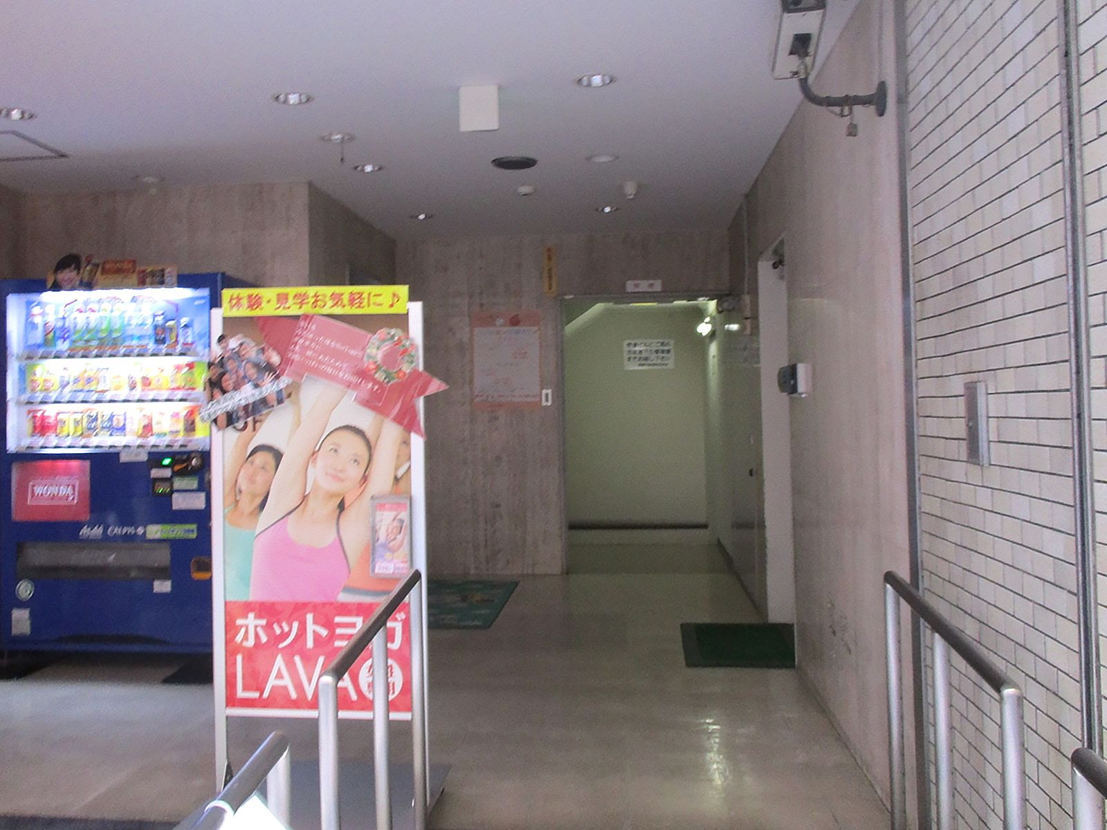オフィスビル出入口付近