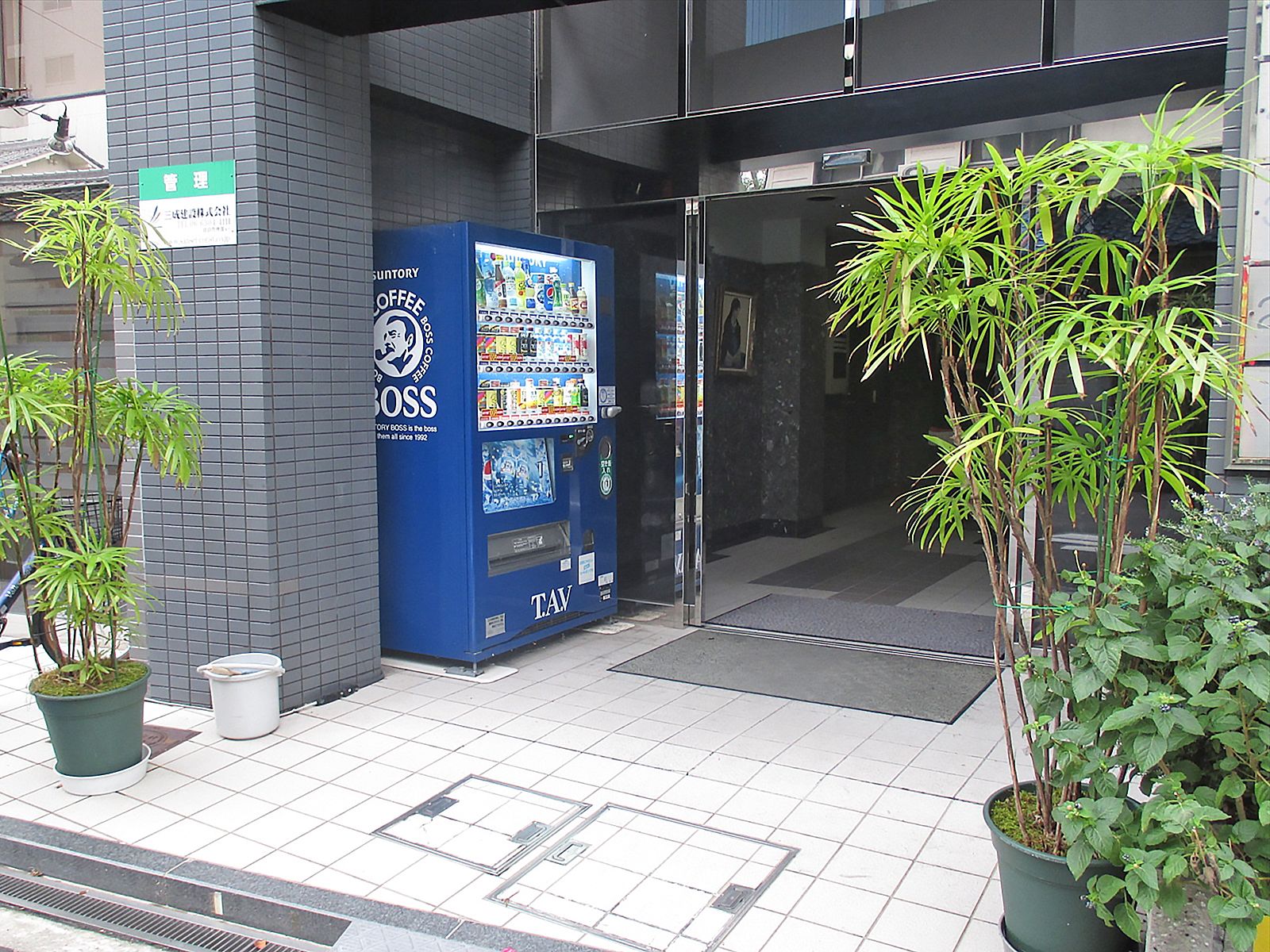 エントランス脇に自動販売機