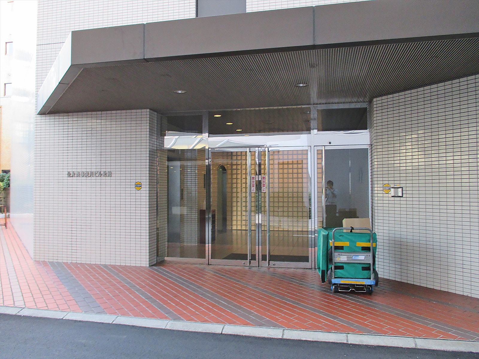 オフィスビル出入口