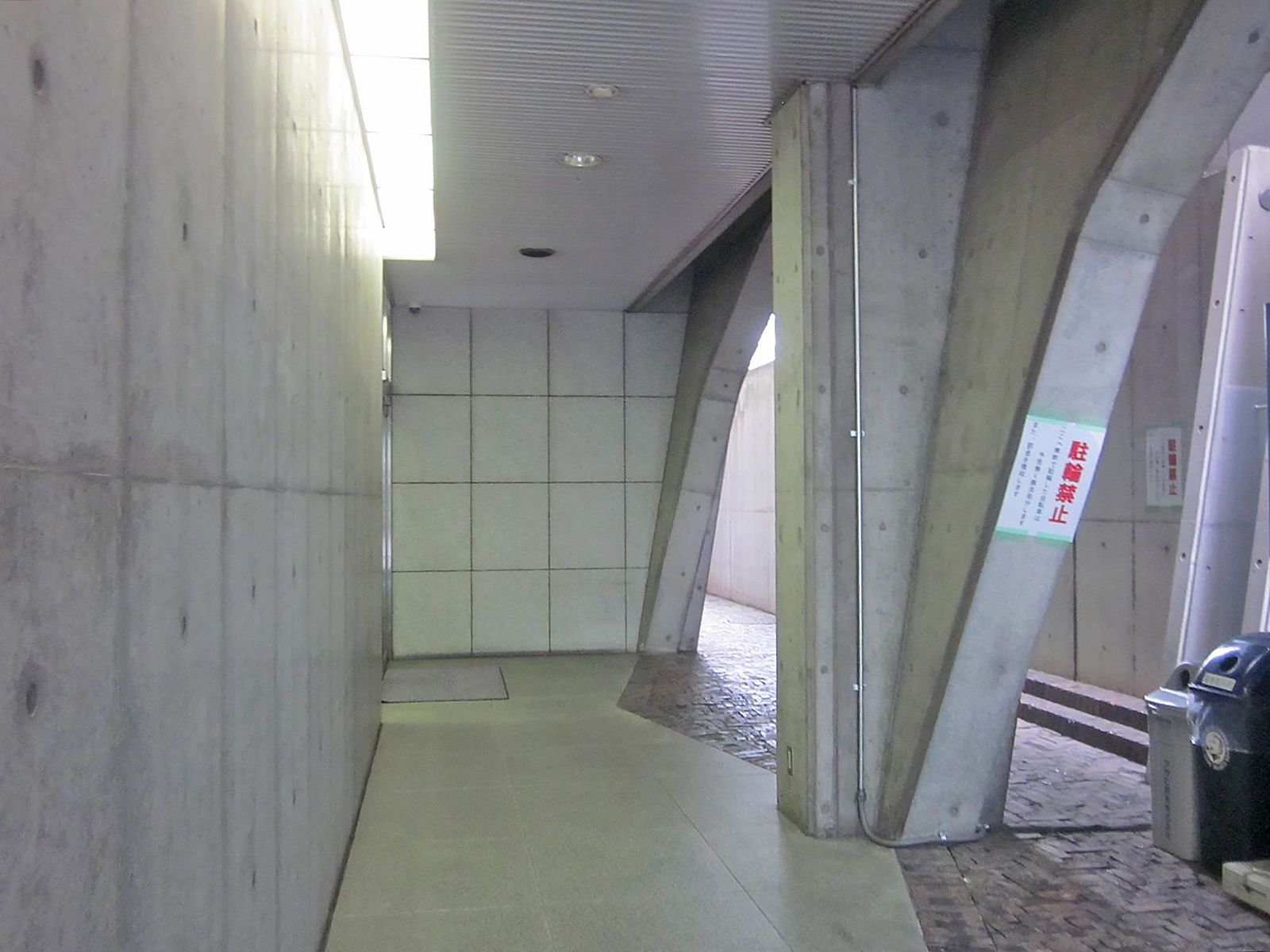 エレベーターへのアプローチ