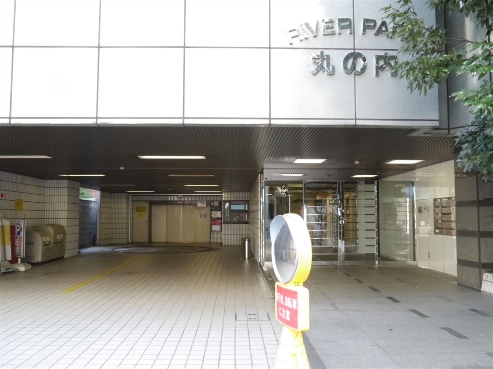 オフィスビル出入口