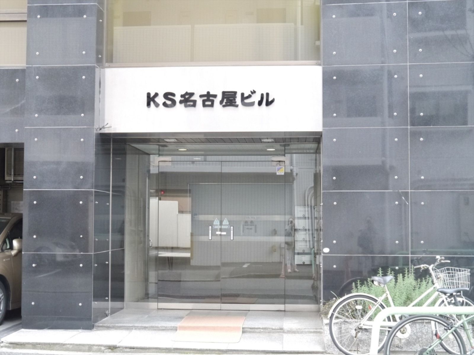 オフィスビル出入口
