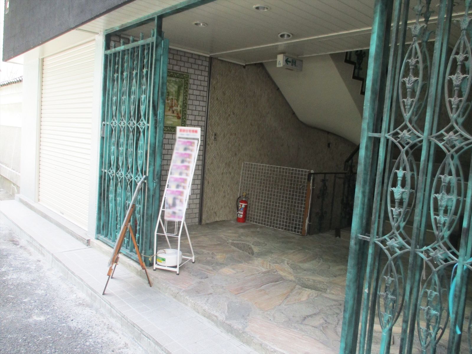 オフィスビル出入口
