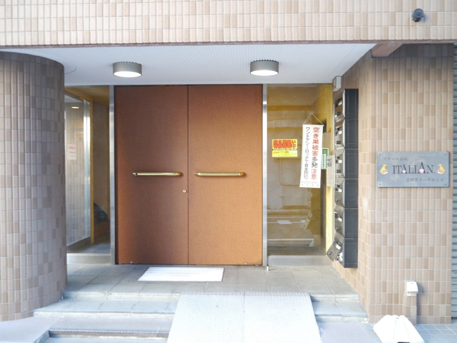 オフィスビル出入口