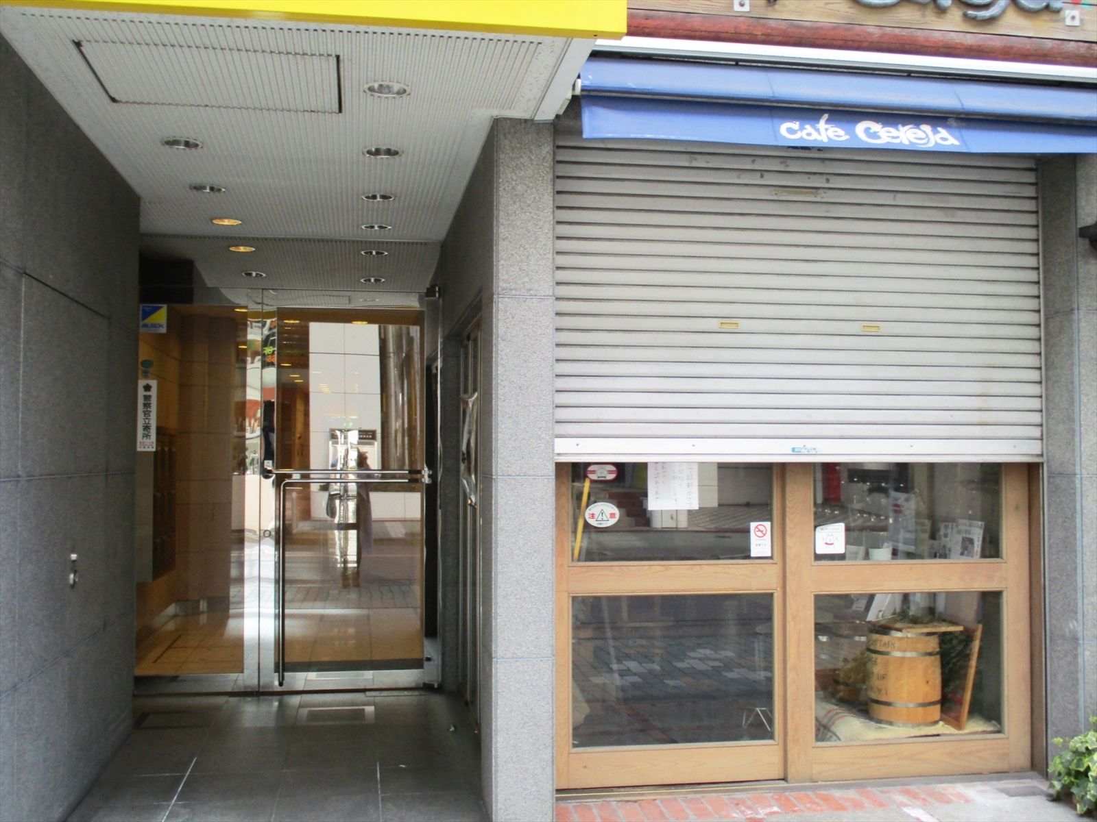 オフィスビル出入口