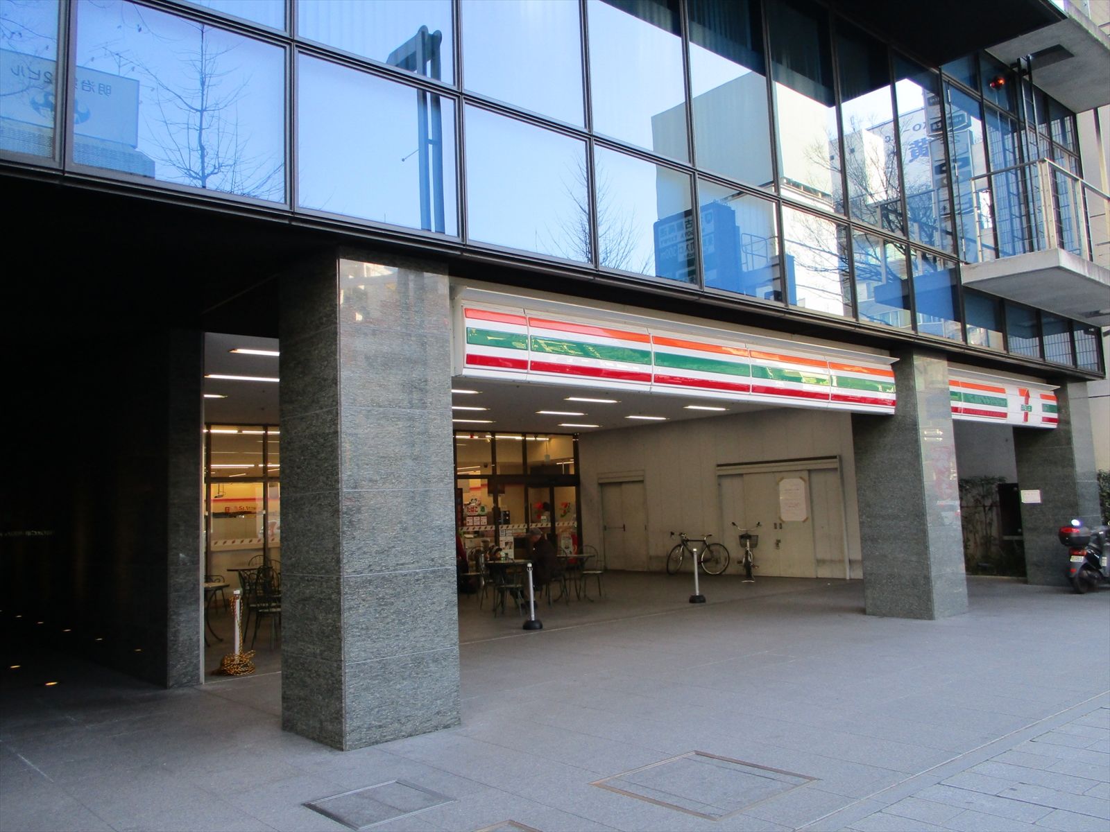 1階のセブンイレブン名古屋新栄1丁目店