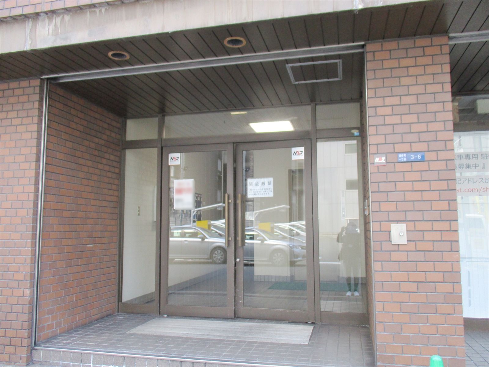 オフィスビル出入口