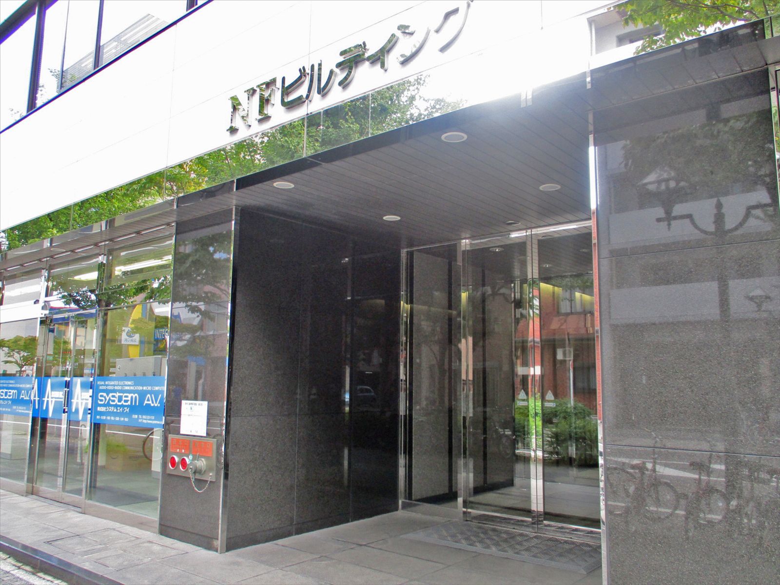 オフィスビル出入口