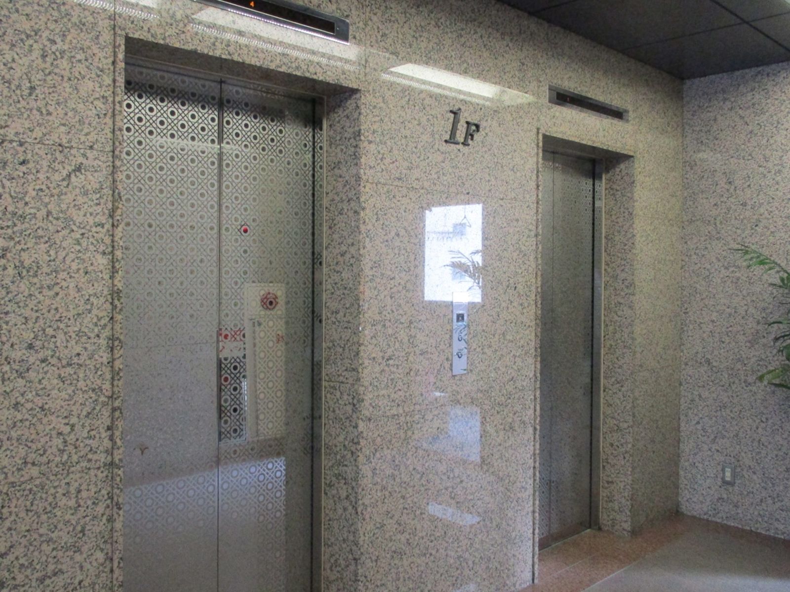エレベーター(2基)