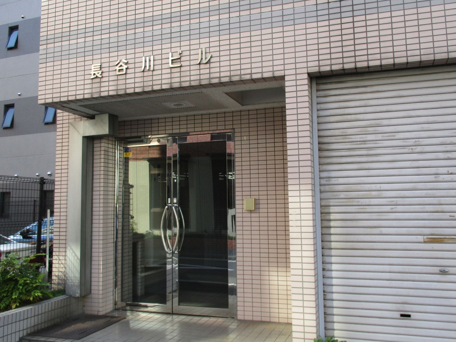 オフィスビル出入り口