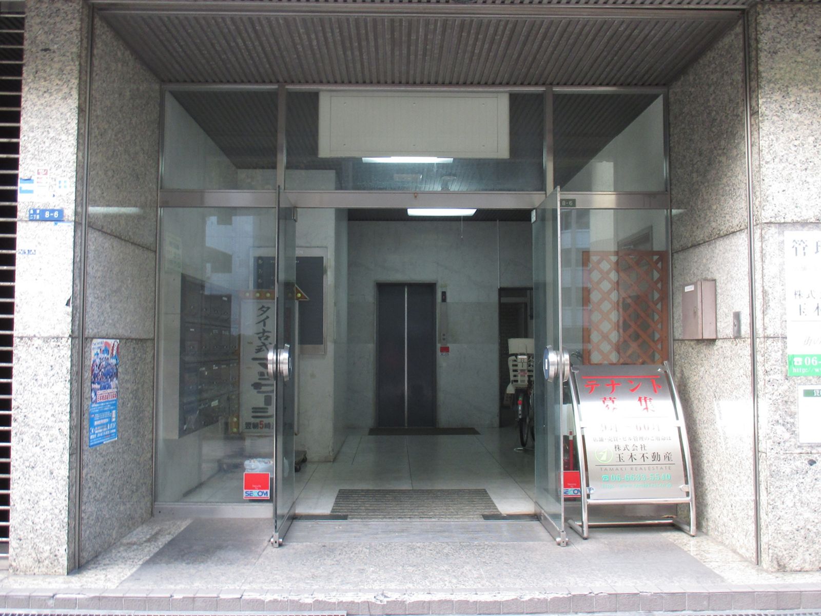 オフィスビル出入口