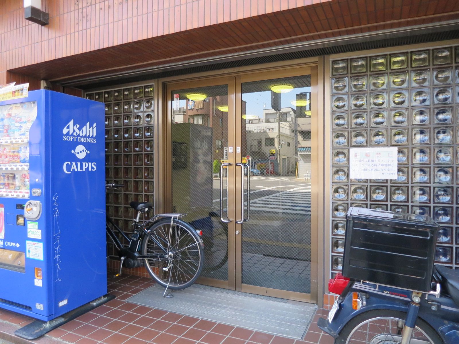 オフィスビル出入口