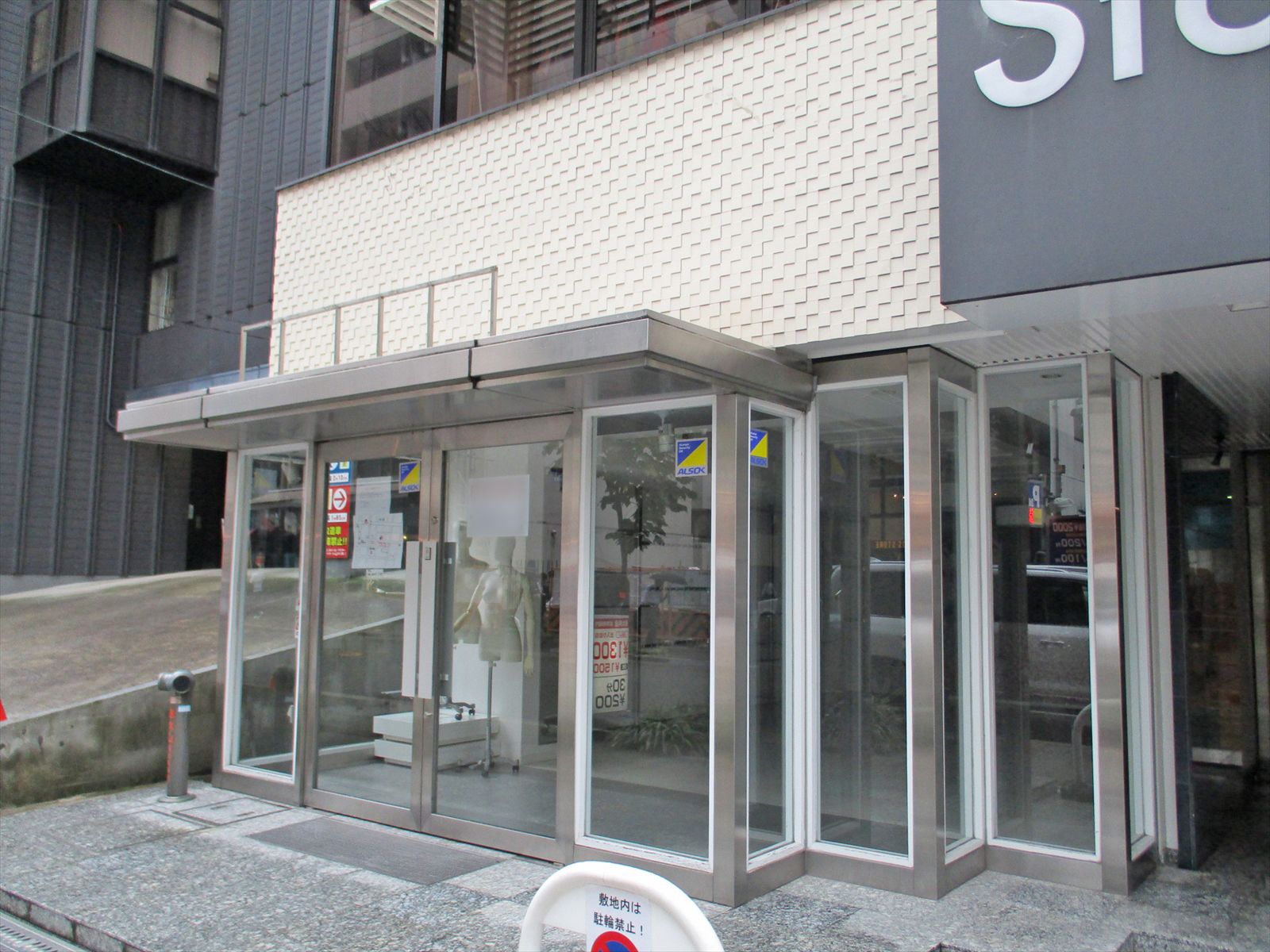 オフィスビル出入口