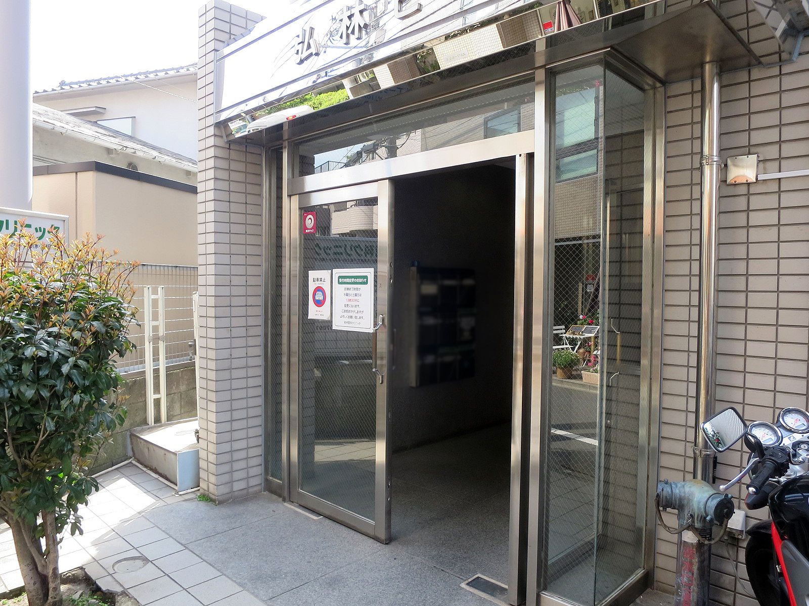 オフィス出入口