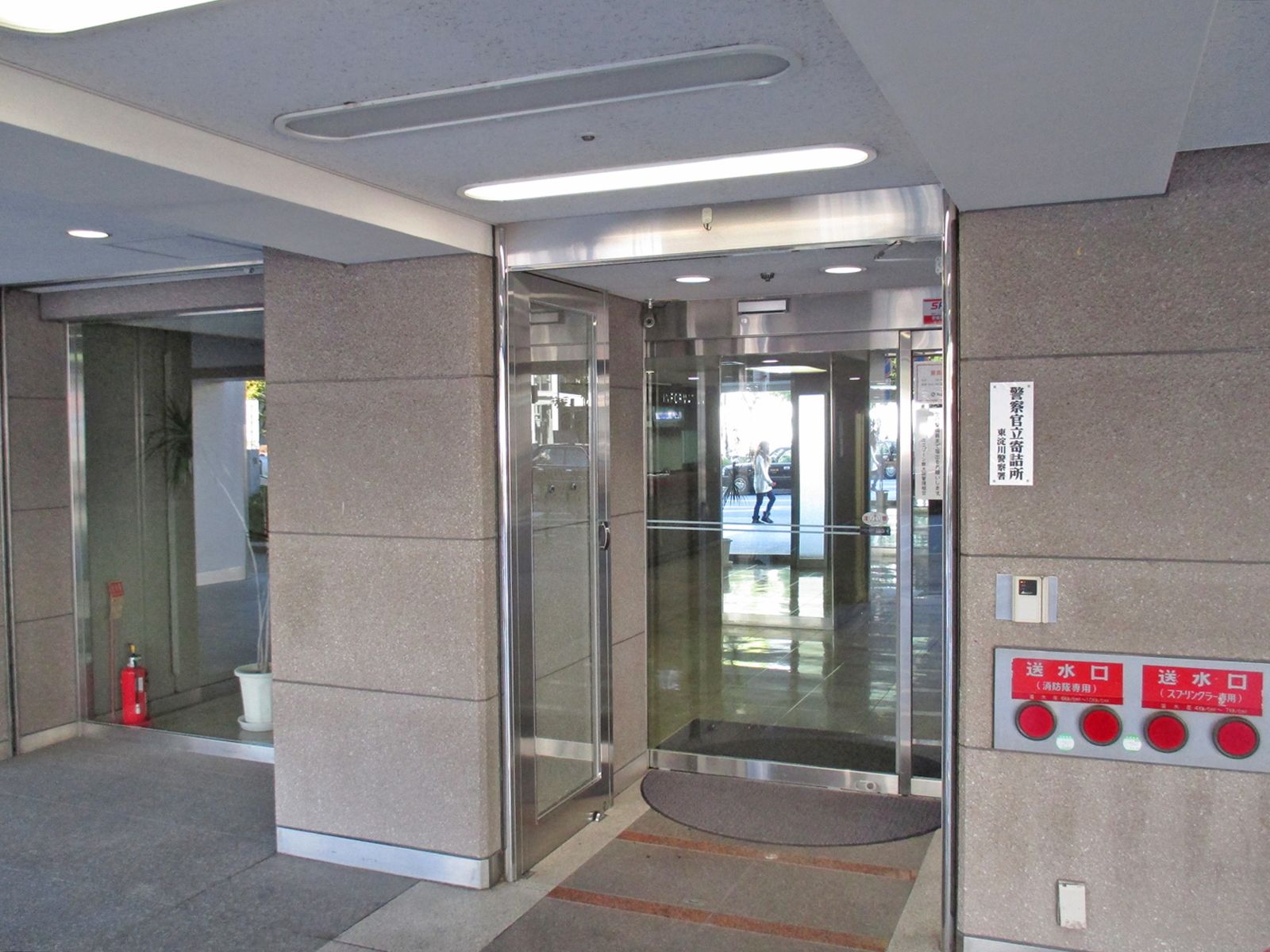 オフィスビル出入口