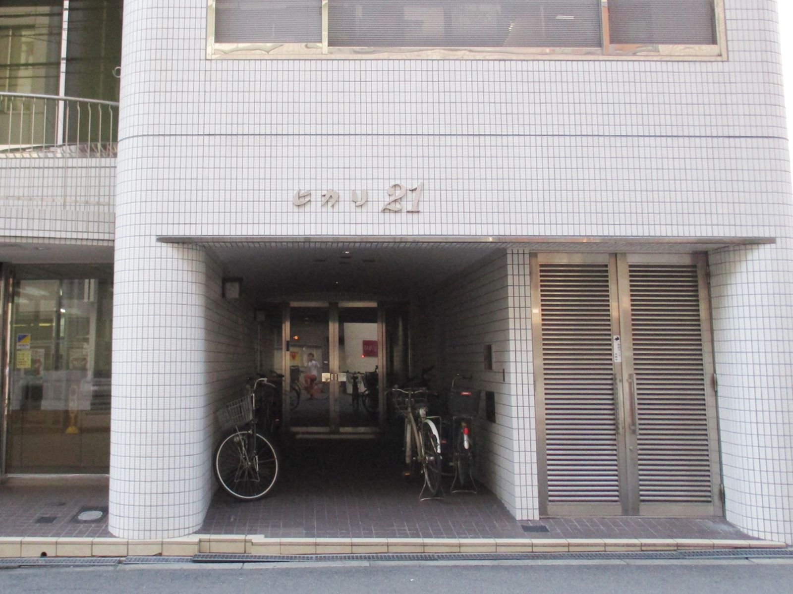 オフィスビル入口