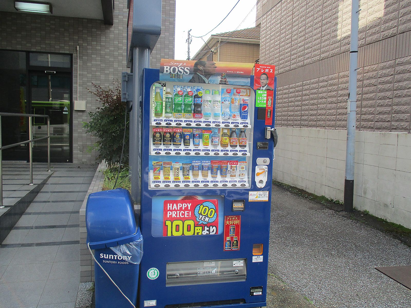 ビルの目の前の自動販売機