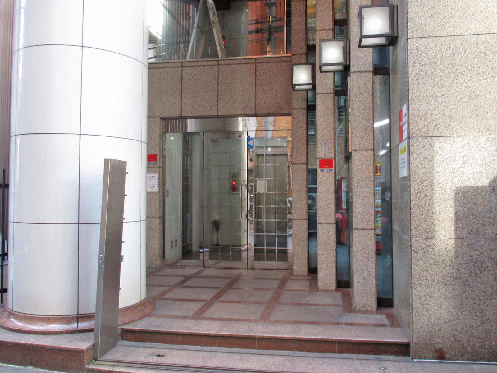 オフィスビル出入口