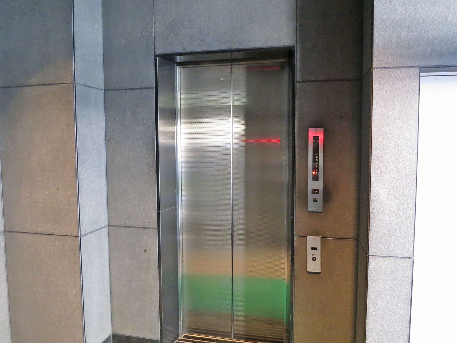 エレベーター1基