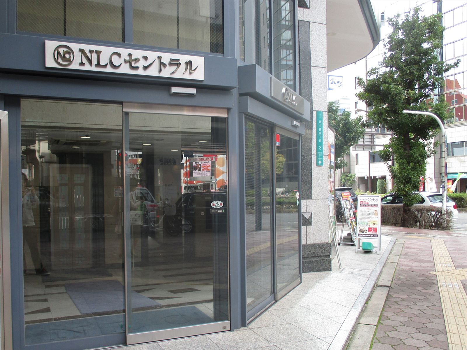 オフィスビル出入口