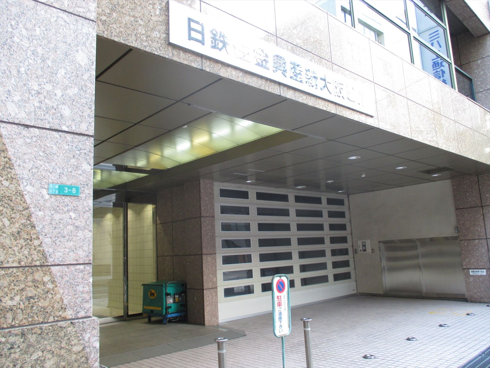 オフィスビル出入口