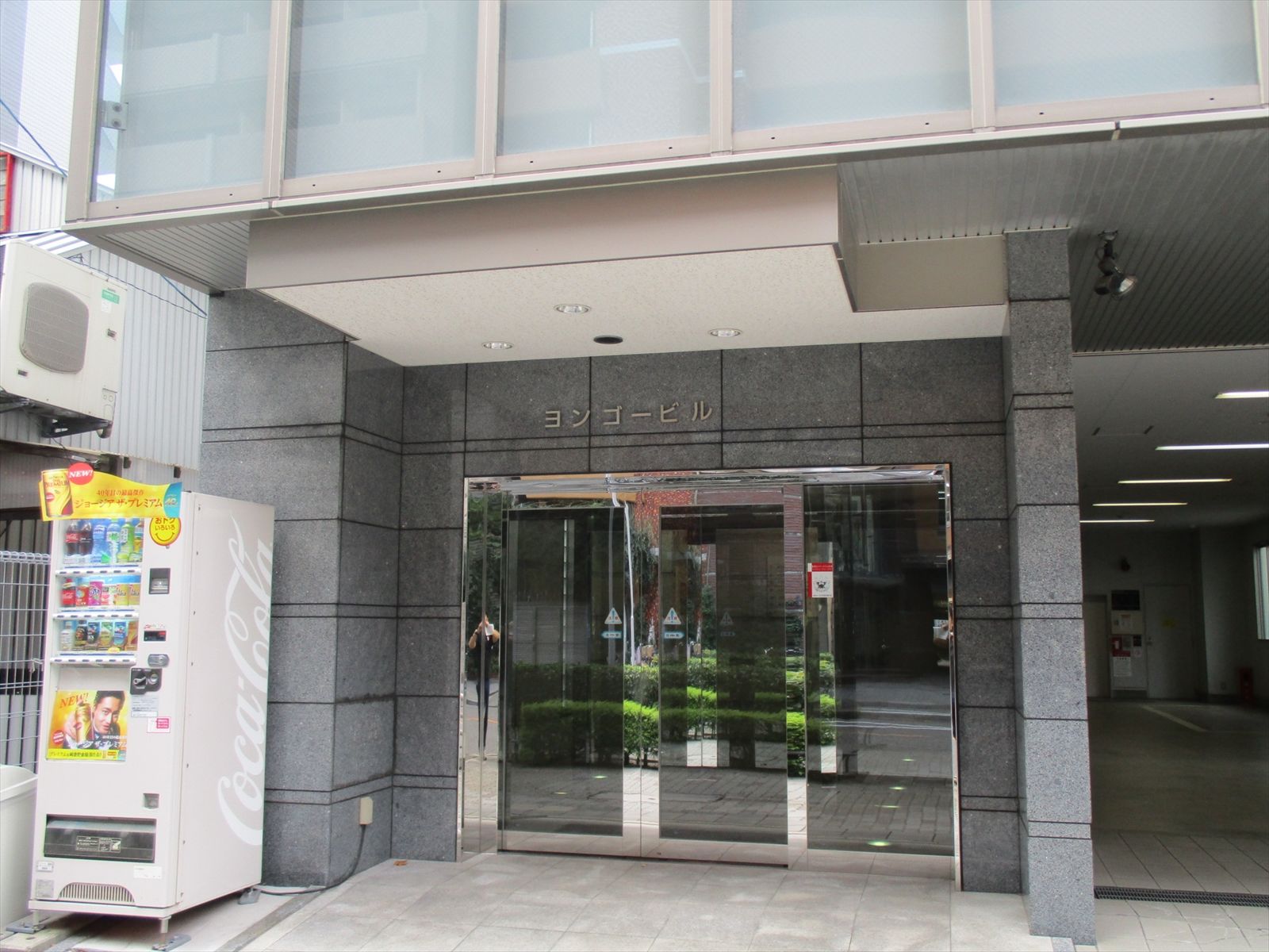 オフィスビル出入口