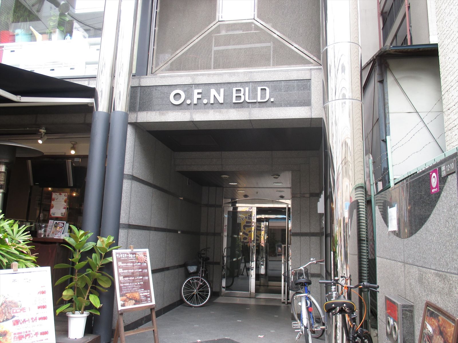オフィスビル出入口