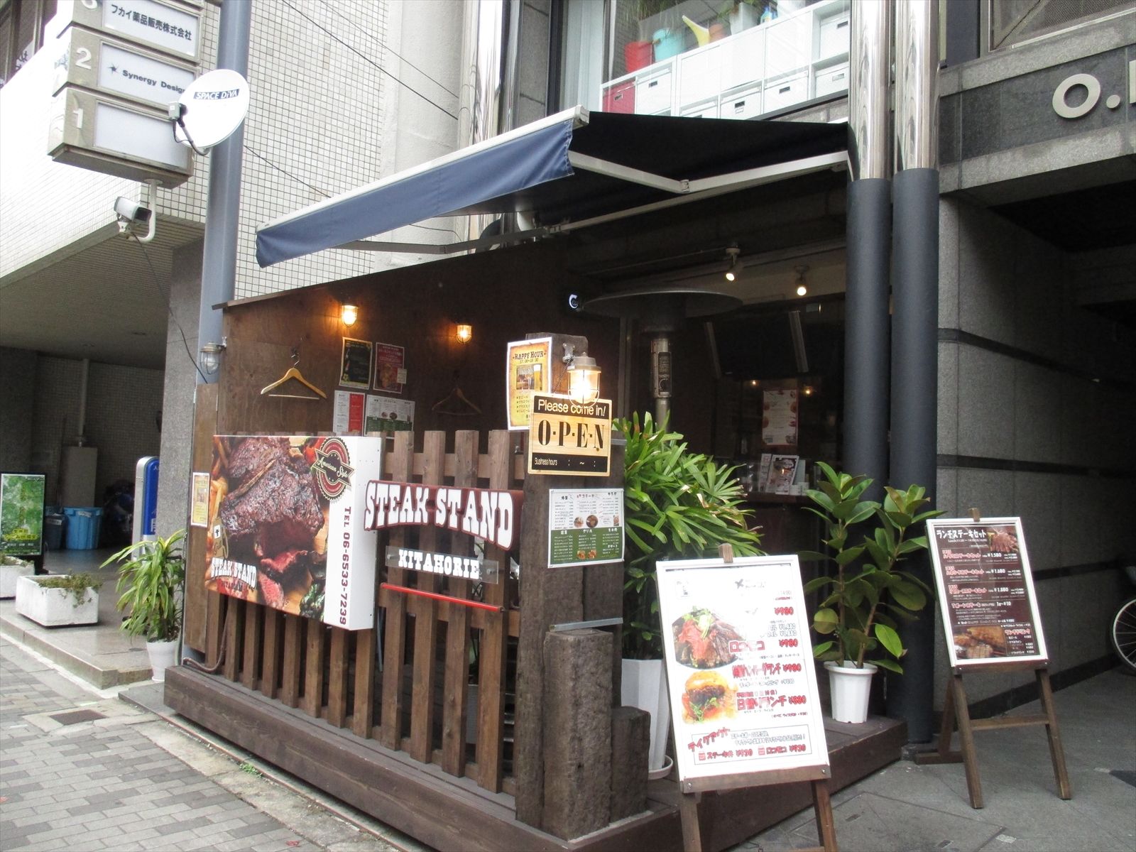 1階飲食店の様子