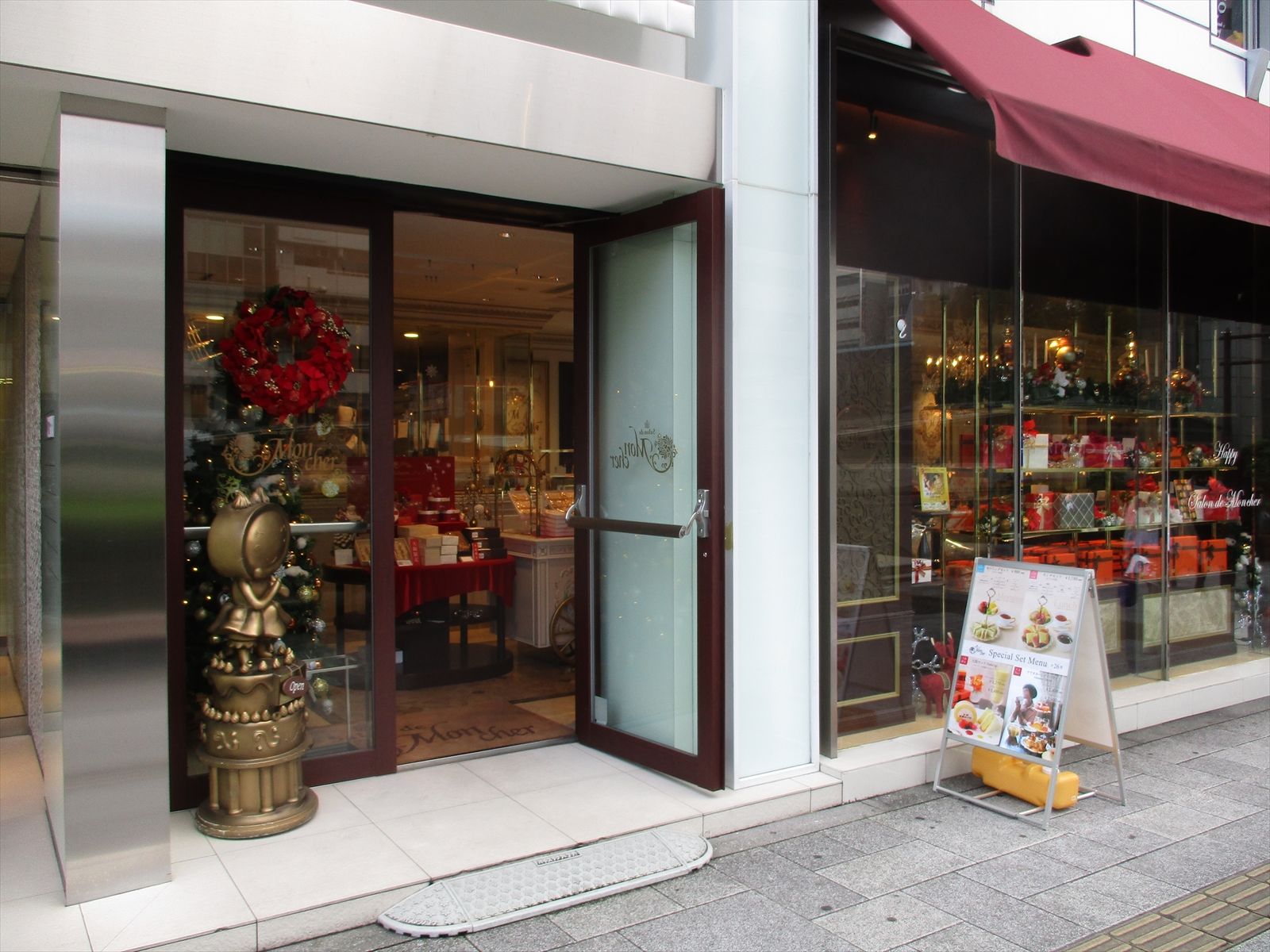 1階テナントのお菓子店