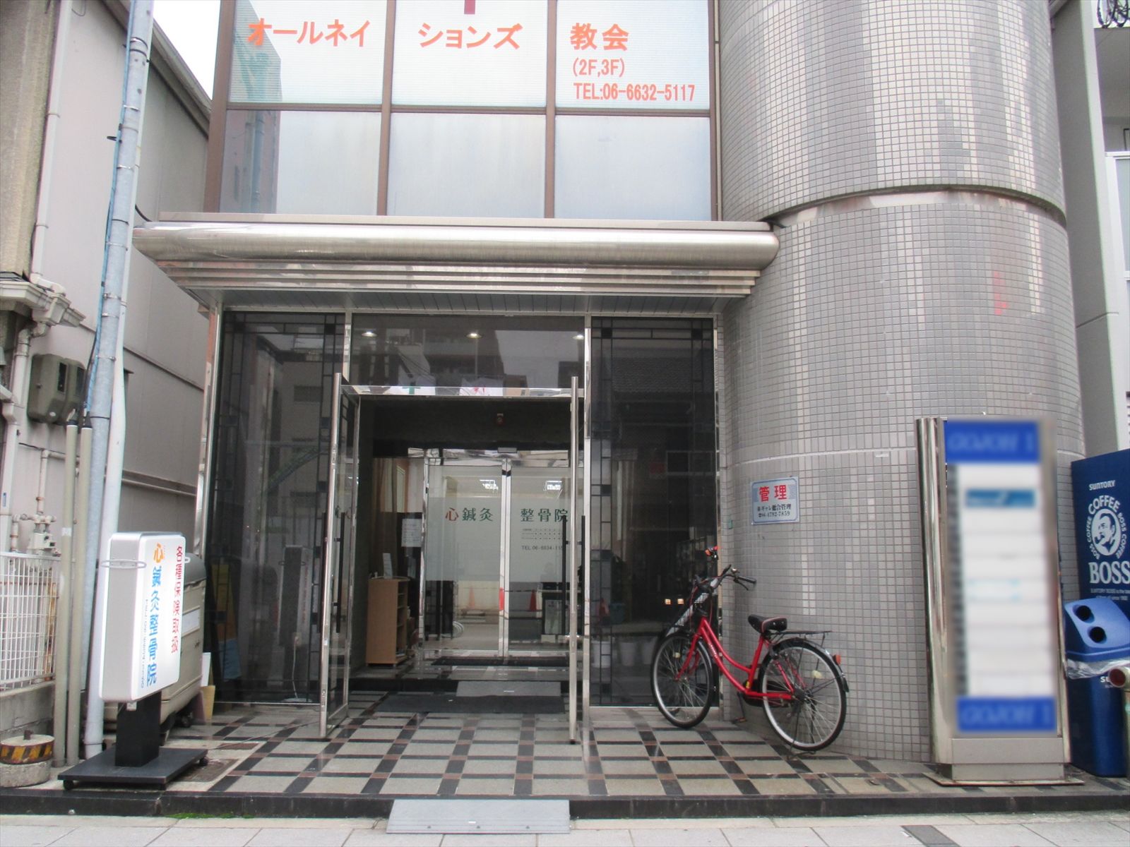 オフィスビル出入り口