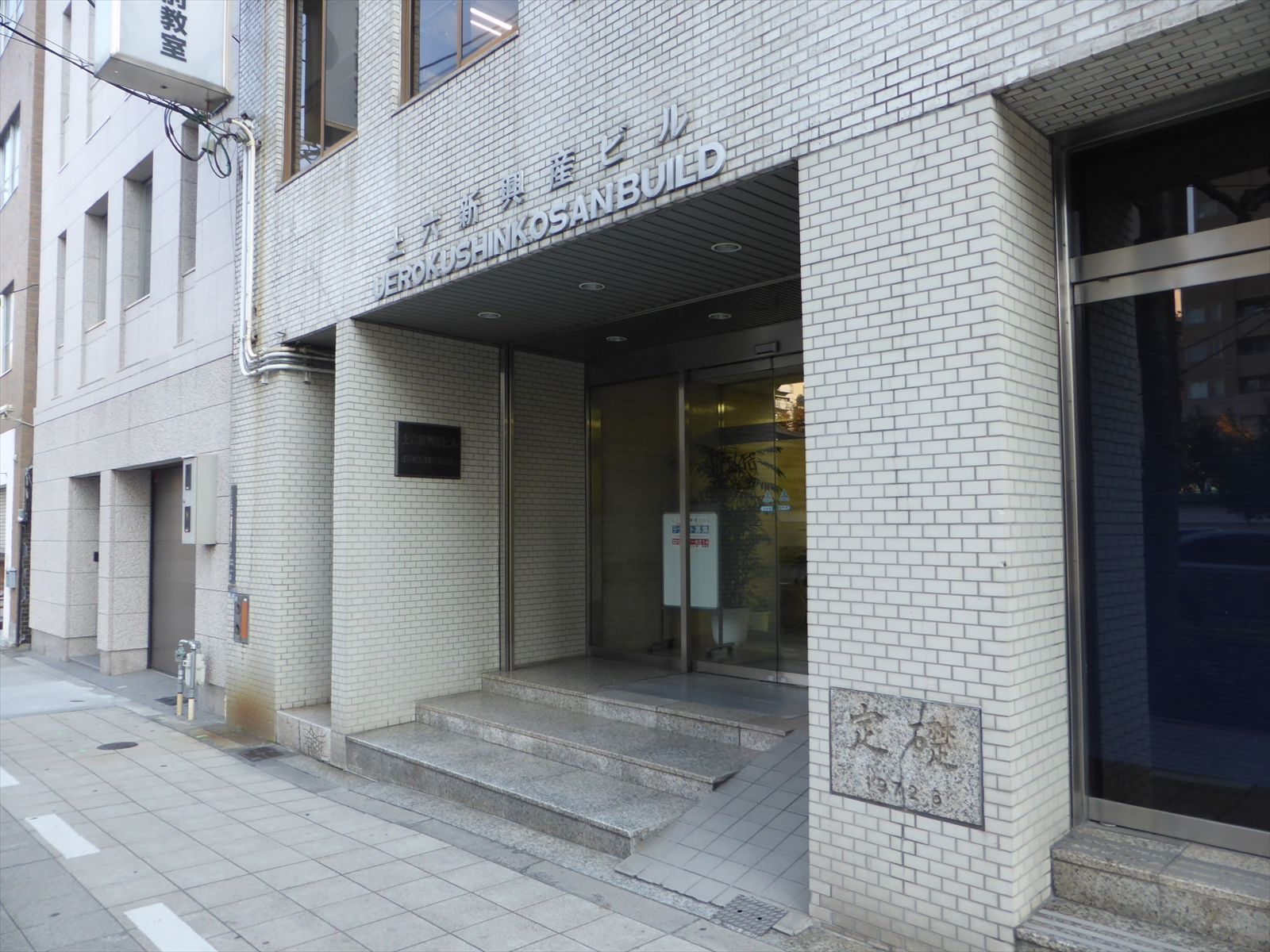 オフィスビル出入口